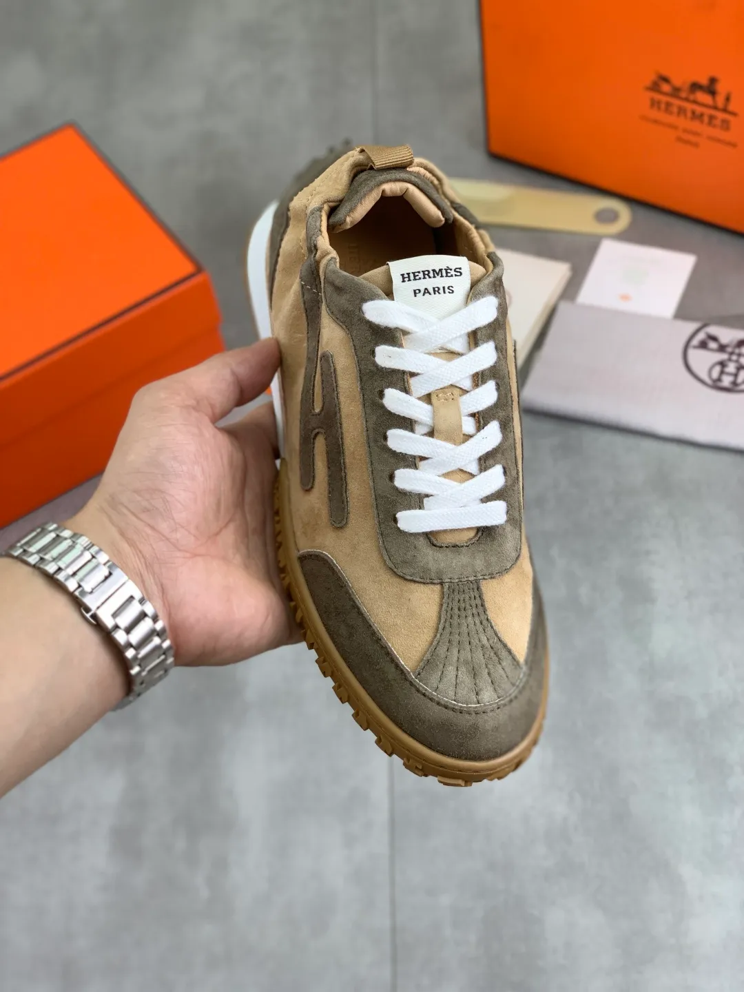 Men's men's shoes 💰P580 new top version original order Hermes Hermès couple 🧑‍🤝‍🧑 style Drift Sneaker autumn new casual sports shoes original purchase development and production H family men's classic series technical breathable fabrics with cowhide casual sports shoes casual sports dad shoes combine high-tech breathable materials and cowhide, H family exclusive button decoration on the side The outsole is full of H italic design and bright colors to show vitality and continue the brand design inspiration. Stroll around the city lightly and feel free and comfortable. Delivered in exquisite packaging🛍📦 ▪️Fabric: original customized breathable material + first layer of cowhide ▪️Inner lining: cowhide feet ▪️Outsole: molded and evacuated PU+TPU material ▪️Size: Female 34-40 (41 customized) Male 39-45 8️⃣ colors available Premium packaging